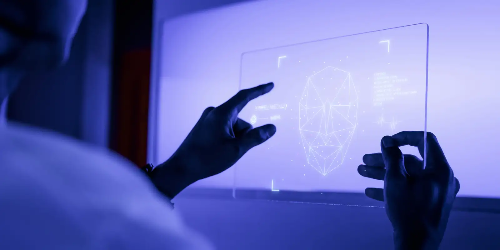 designer-usando-uma-tecnologia-futurista-de-tela-de-tablet-digital-transparente