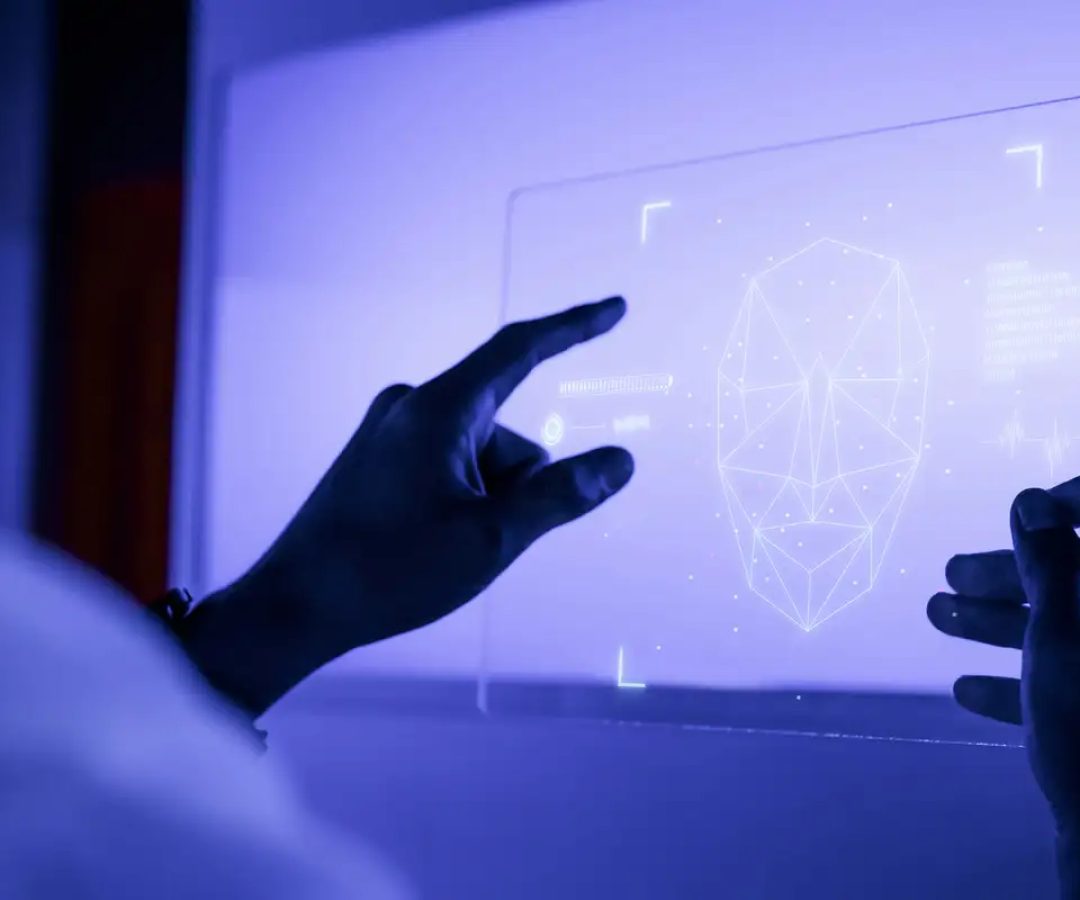 designer-usando-uma-tecnologia-futurista-de-tela-de-tablet-digital-transparente