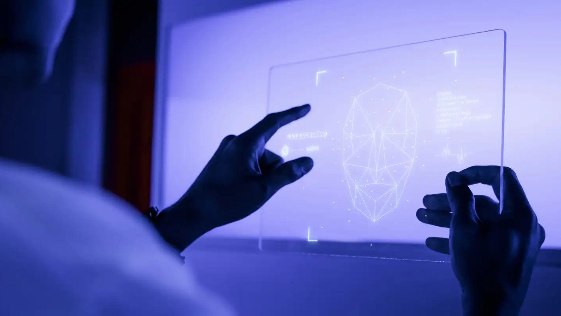 designer-usando-uma-tecnologia-futurista-de-tela-de-tablet-digital-transparente